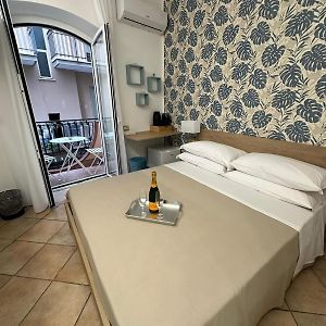 Camera piccola con letto king size